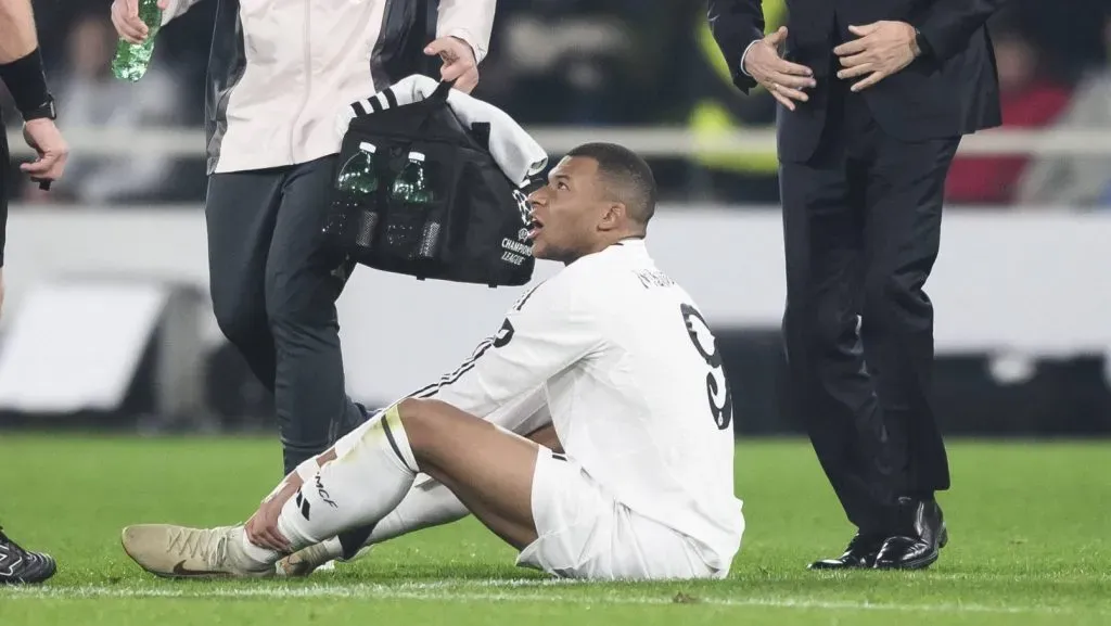 Mbappé sentado no gramado após o momento da contusão em Atalanta v Real Madrid pela Champions (IMAGO / Nicolo Campo)