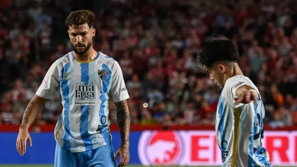 Antonio Cordero armando um chute em jogo entre Málaga v Granada (IMAGO / Pacific Press Agency)