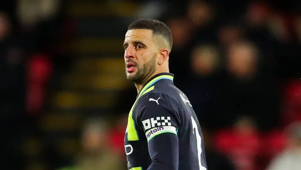 Kyle Walker em campo na partida entre Crystal Palace v Manchester City pela Premier League (IMAGO / News Images)
