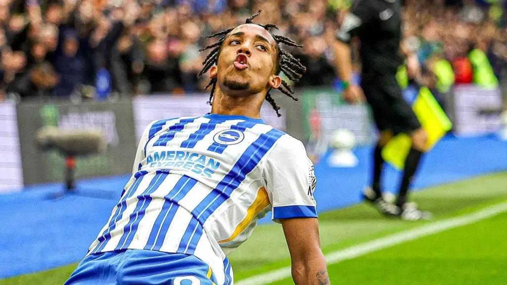 João Pedro (9) do Brighton & Hove Albion marca um gol e comemora durante a partida da Premier League entre Brighton & Hove Albion e Manchester United no Estádio American Express, Brighton & Hove, Inglaterra, em 24 de agosto de 2024. (Foto: IMAGO / Pro Sports Images)