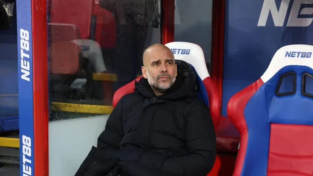 Guardiola sentado no banco de reservas no jogo entre Crystal Palace v Man City na Premier League (IMAGO / Sportimage)