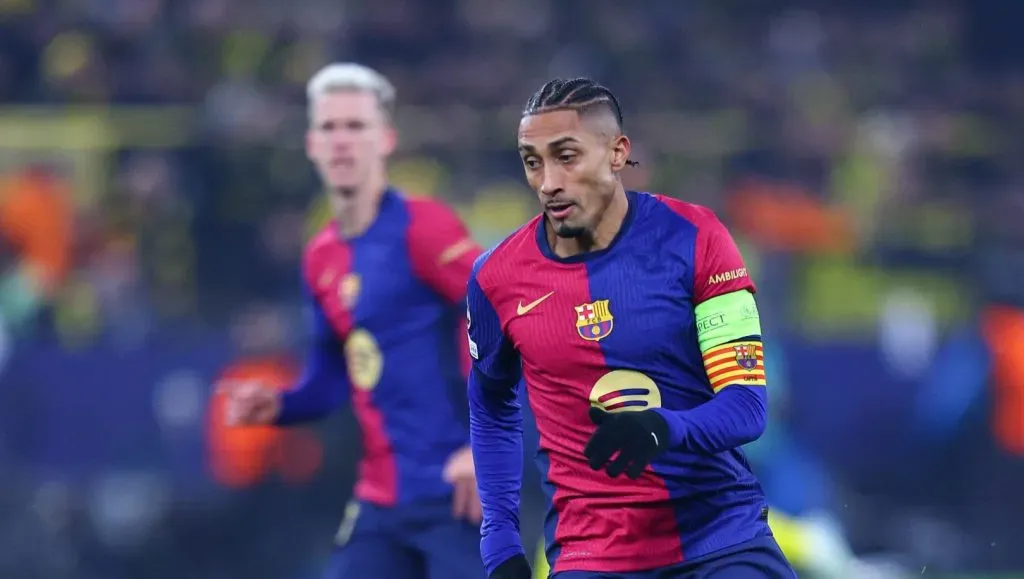 Raphinha conduzindo a bola na partida entre Borussia Dortmund x Barcelona na Champions League (IMAGO / Newspix)