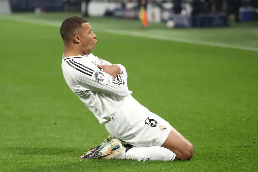 Mbappé comemorando o gol diante da Atalanta (Photo by Marco Luzzani/Getty Images)
