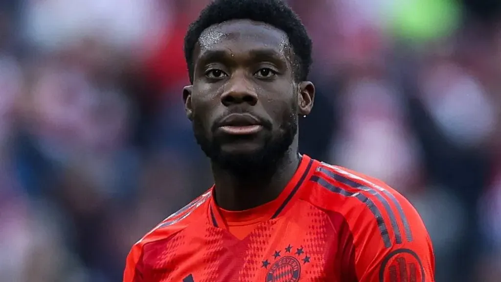 Alphonso Davies já foi prioridade no Manchester United, porém, ele também é alvo de outros grandes clubes, como o Liverpool. foto: IMAGO / Revierfoto