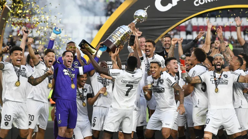 Botafogo com o troféu da Libertadores 2024 (Foto: IMAGO / NurPhoto)