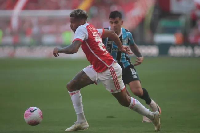 Wesley em ação durante o último Grenal. Foto: IMAGO / Fotoarena.