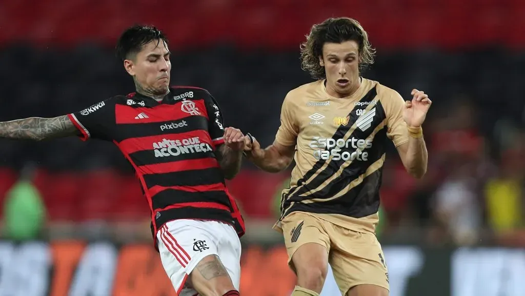Pulgar e Canobbio durante Flamengo x Athletico Paranaense