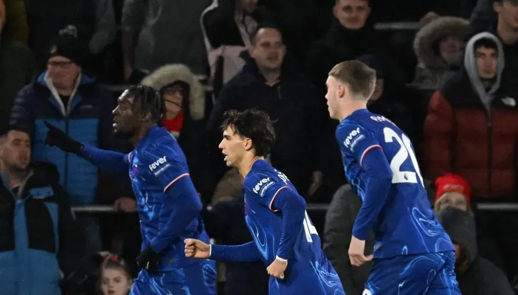 Disasi, Félix e Palmer comemorando um gol do zagueiro pelo Chelsea contra o Southampton (IMAGO / Pro Sports Images)