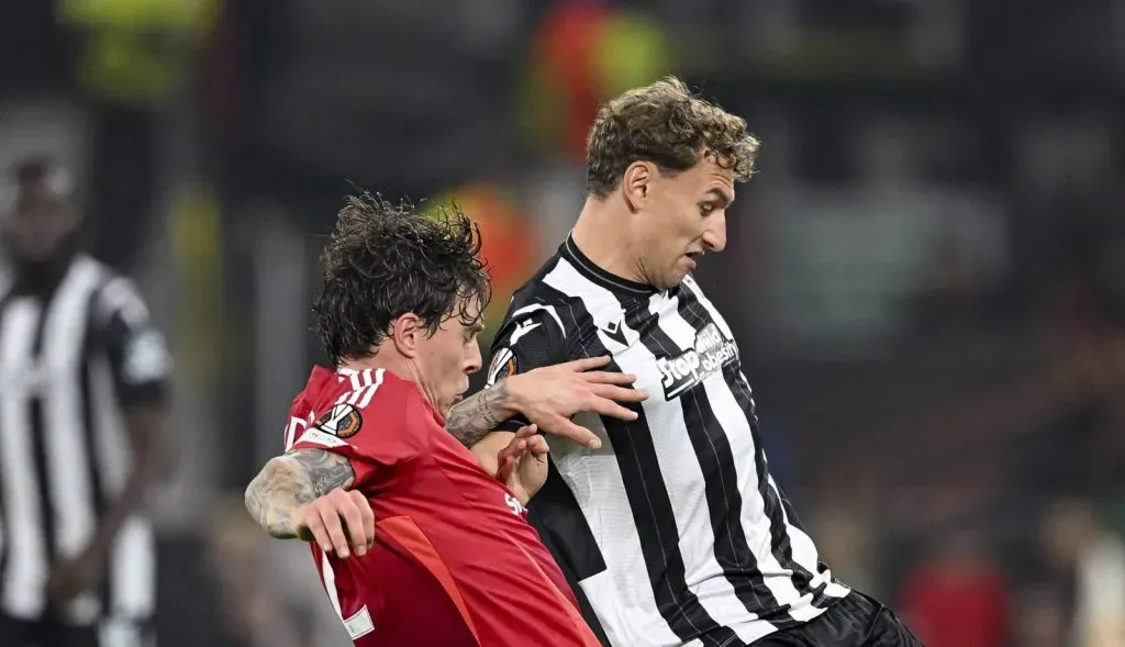 Lindelof fazendo carrinho na partida entre Manchester United x PAOK pela Europa League (IMAGO / Sports Press Photo)
