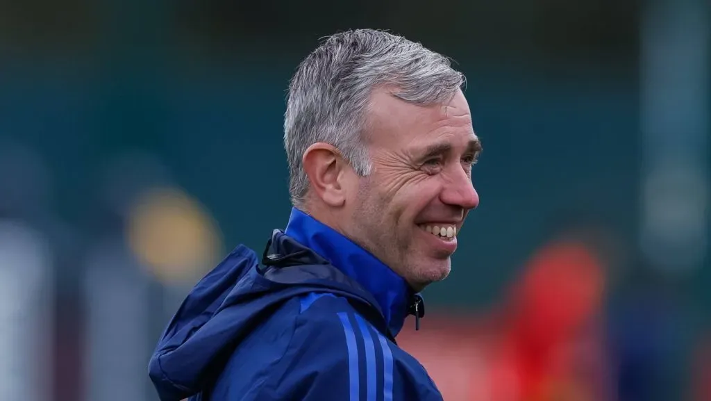 O assistente técnico René Hake, do Manchester United, observa durante a sessão de treinamento para a 1ª rodada da fase de grupos da UEFA Europa League 2024/25. O treino ocorreu no complexo de treinamento Carrington, em Manchester, Inglaterra, em 24 de setembro de 2024. (Foto: IMAGO / Goal Sports Images)