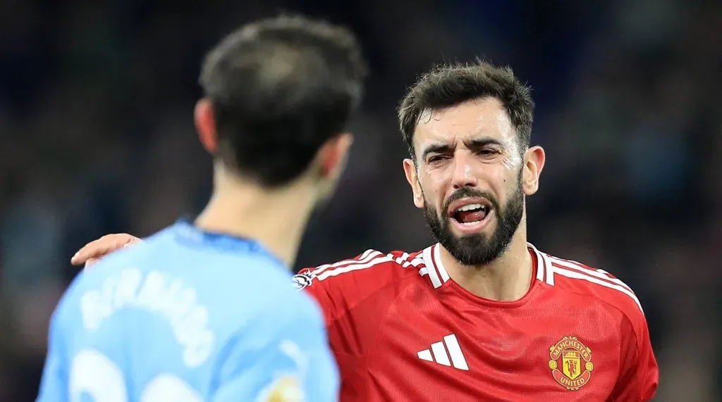 Bernardo Silva conversando com Bruno Fernandes no jogo entre Manchester City x Manchester United (IMAGO / Action Plus)