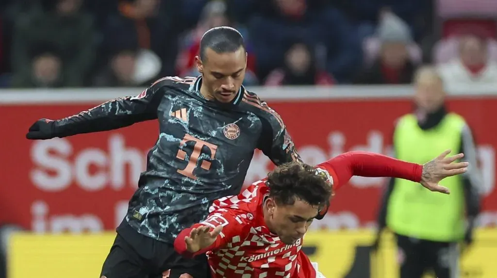 Sané em disputa de bola com jogador do Mainz em partida pelo Bayern de Munique (IMAGO / DeFodi Images)