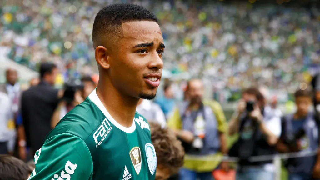 Gabriel Jesus antes de partida com a camisa do Palmeiras (Foto: IMAGO / Fotoarena)