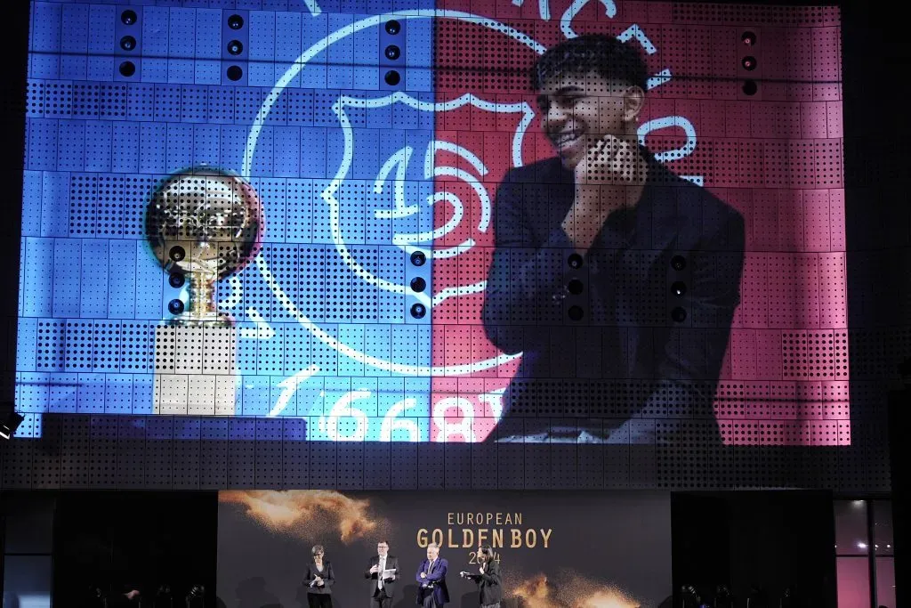 Lamine Yamal na cerimônica do Golden Boy. Ele deve renovar com o Barcelona. Foto: IMAGO / LaPresse