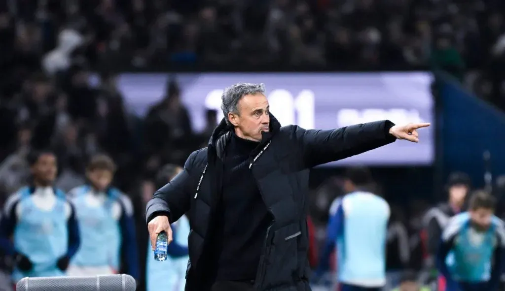Luis Enrique instruindo os jogadores do PSG no clássico contra o Lyon (IMAGO / PsnewZ)