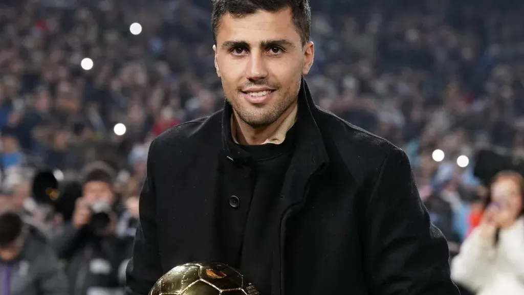 Rodri recebe seu troféu da Bola de Ouro durante a partida da Premier League no Etihad Stadium, em Manchester. (Foto: IMAGO / Sportimage)
