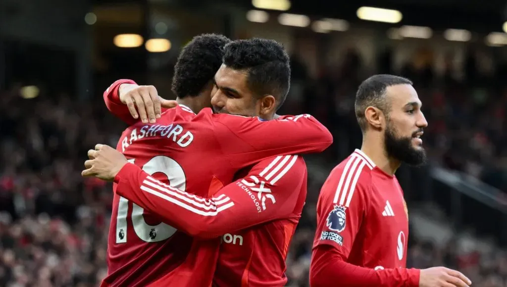 Rashford celebrando um gol com Casemiro em partida pelo Manchester United (IMAGO / News Images)