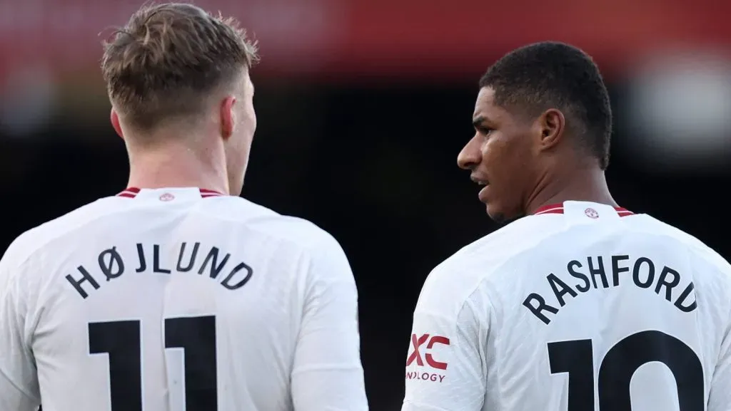 Rasmus Højlund, do Manchester United, ManU, com Marcus Rashford, do Manchester United, durante a partida da Premier League no Kenilworth Road, em Luton. (Foto: IMAGO / Sportimage)