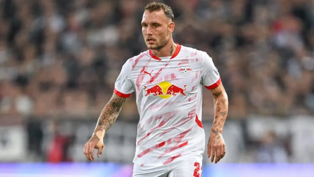 Futebol - 1ª Bundesliga - FC St. Pauli - RB Leipzig em 22.09.2024 no Millerntor-Stadion em Hamburgo. David Raum (RB Leipzig) com a bola. (Foto: IMAGO / osnapix)