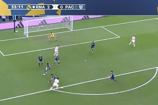 Real Madrid x Pachuca - Momento em que Rodrygo finaliza e Bellingham está à frente do goleiro. Foto: reprodução