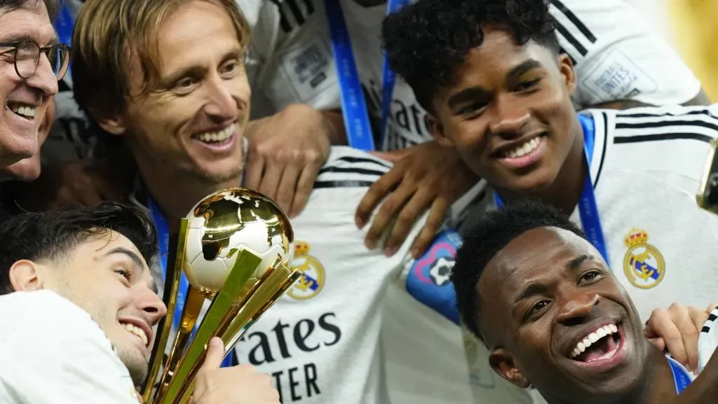 Vinicius Junior, ponta-esquerda do Real Madrid e da Seleção Brasileira, tira uma selfie e comemora com sua equipe após vencer a final da Copa Intercontinental da FIFA entre Real Madrid e C.F. Pachuca no Estádio Lusail, em 18 de dezembro de 2024, em Doha, Catar. (Foto: IMAGO / NurPhoto)