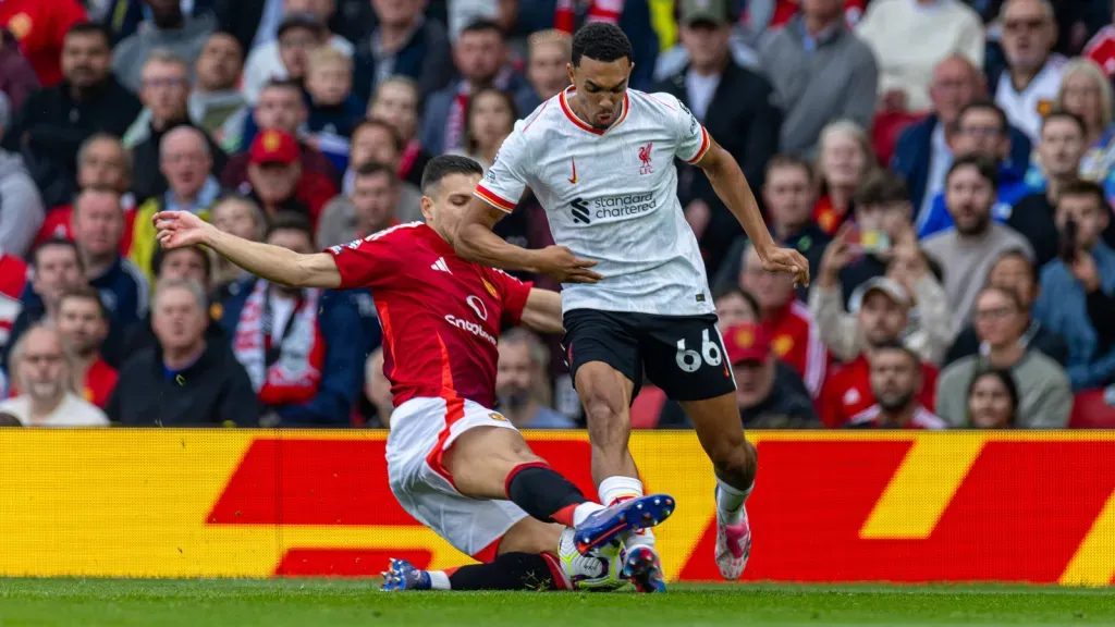 Trent Alexander-Arnold e Diogo Dalot em partida da Premier League (Foto: IMAGO / Propaganda Photo)