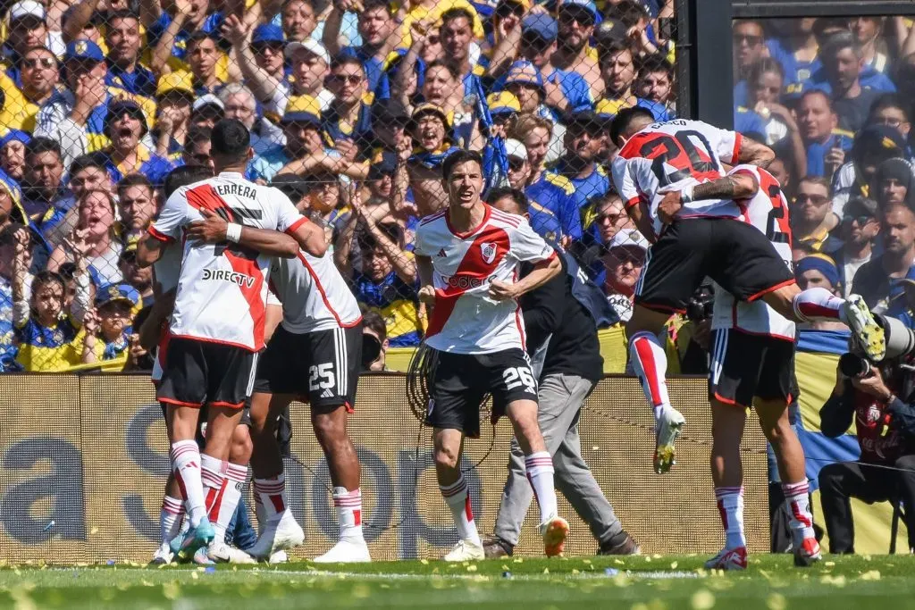 Nacho Fernández, Casco e outros jogadores comemoram pelo River Plate. Foto: IMAGO / Pressinphoto