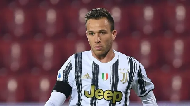 Flamengo, Palmeiras, Corinthians e mais um gigante do Brasileirão disputam Arthur.(Photo by Francesco Pecoraro/Getty Images)