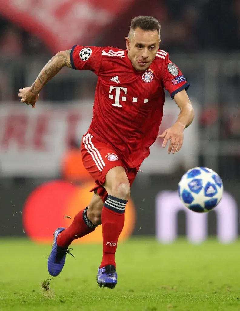 MUNICH, GERMANY – NOVEMBER 27: Rafinha of Bayern Munich runs with the ball during the UEFA Champions League Group E match between FC Bayern Muenchen and SL Benfica at Fussball Arena Muenchen on November 27, 2018 in Munich, Germany. (Photo by Adam Pretty/Getty Images)