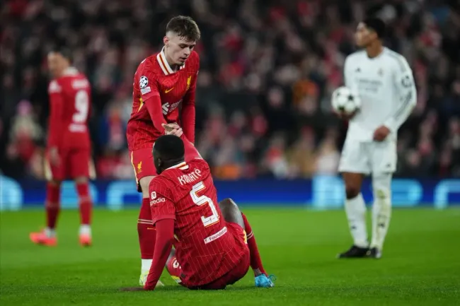 Bradley e Konate com a camisa do Liverpool. Foto: IMAGO / Pressinphoto.