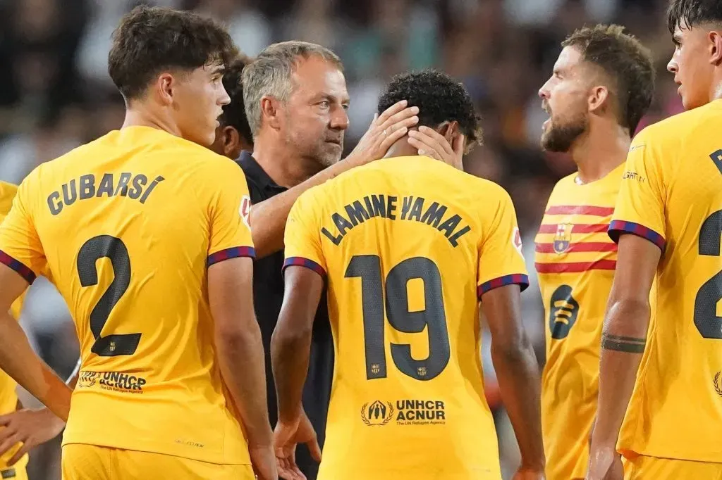 Hansi Flick acudindo Lamine Yamal no Barcelona
