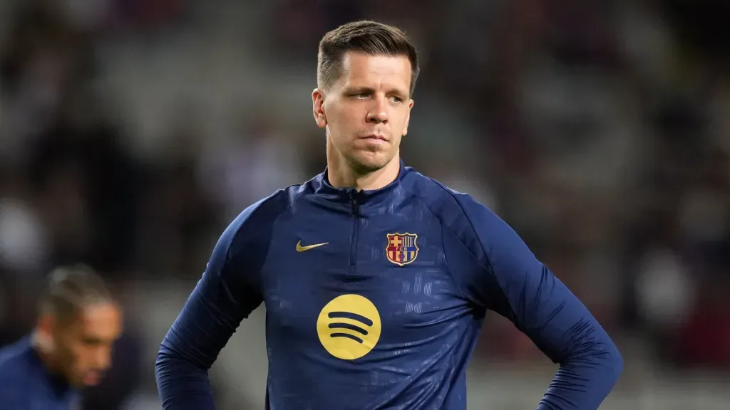 Szczesny aparece em campao com um uniforme azul marinho. Foto: Alex Caparros/Getty Images