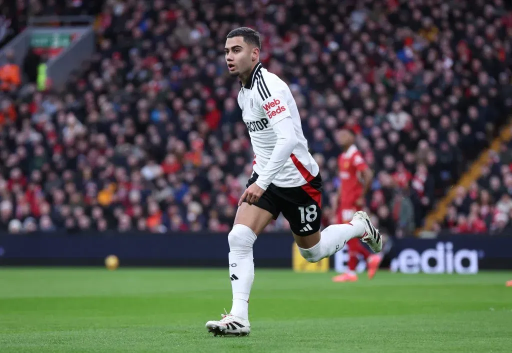 Andreas no duelo diante do Liverpool (Photo by Alex Livesey/Getty Images)