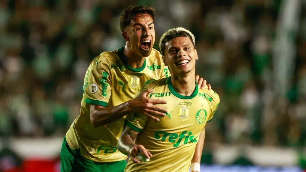 Richard Ríos jogador do Palmeiras comemora seu gol com Vitor Reis (Foto: Luiz Erbes/AGIF)