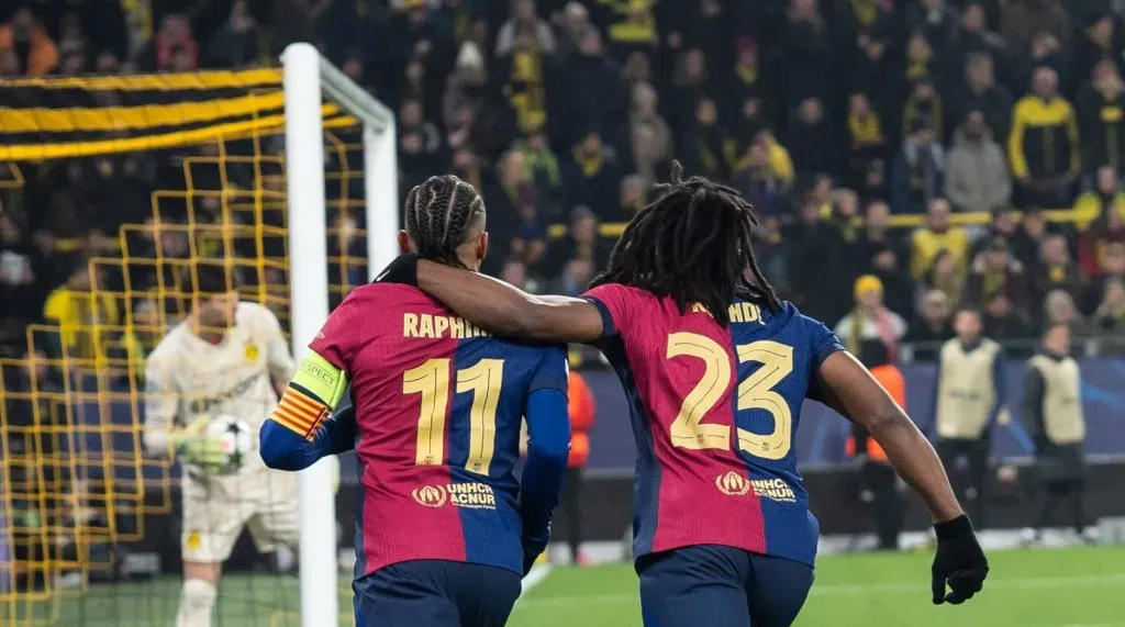 Koundé e Raphinha comemorando um gol do Barcelona contra o Borussia Dortmund (IMAGO / Nordphoto)