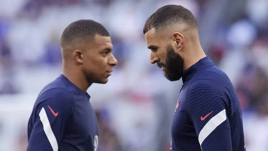 Kylian Mbappé (Paris Saint-Germain) e Karim Benzema (Real Madrid) da França durante o aquecimento antes da partida do Grupo 1 da Liga A da Liga das Nações da UEFA entre França e Croácia no Stade de France, em 13 de junho de 2022, em Paris, França. (Foto: IMAGO / NurPhoto)