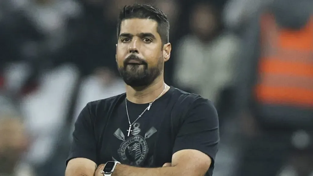 António Oliveira, ex-técnico do Corinthians, pode assumir gigante paulista e voltar ao Brasileirão. (Photo by Alexandre Schneider/Getty Images)