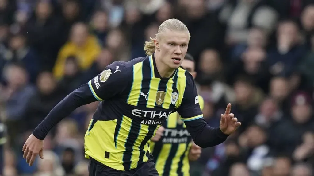 Haaland correndo com a bola na partida entre Aston Villa x Manchester City pela Premier League (IMAGO / Sportimage)
