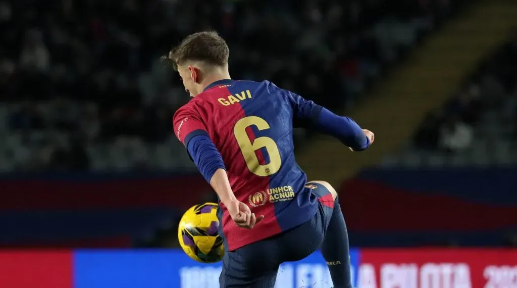 Gavi dominando a bola em partida do Barcelona em LaLiga (IMAGO / NurPhoto)