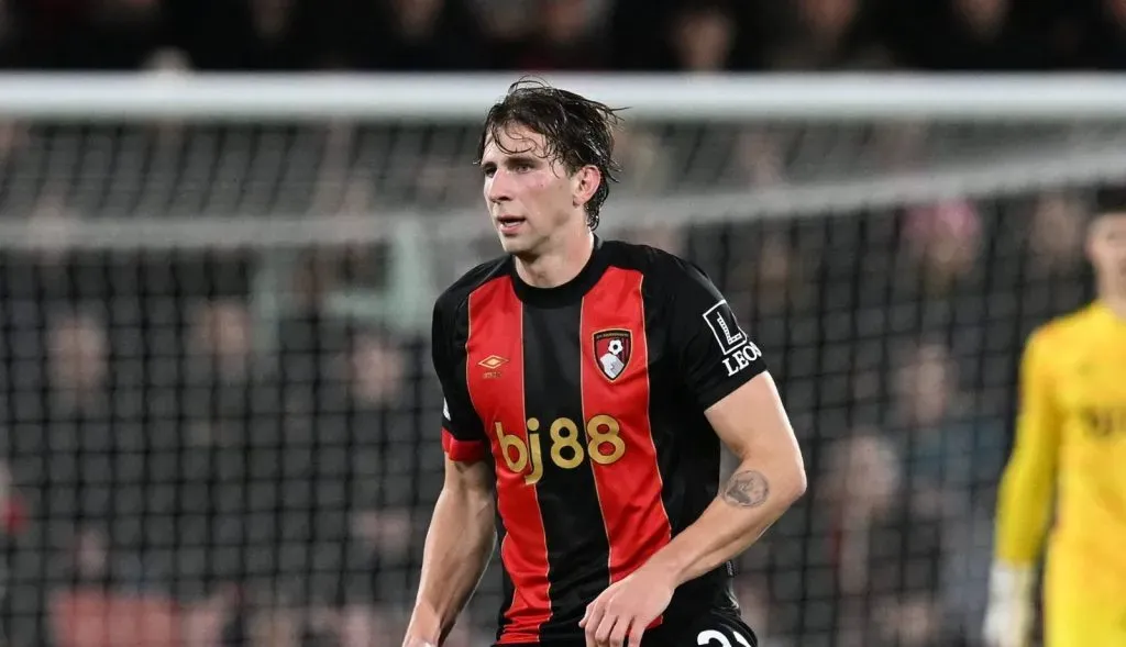 Illia Zabarnyi conduzindo a bola em jogo pelo Bournemouth (IMAGO / Pro Sports Images)