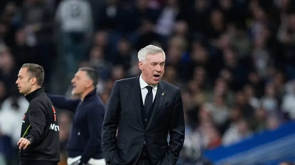 Ancelotti à beira do campo na partida entre Real Madrid x Sevilla em LaLiga (IMAGO / ZUMA Press Wire)