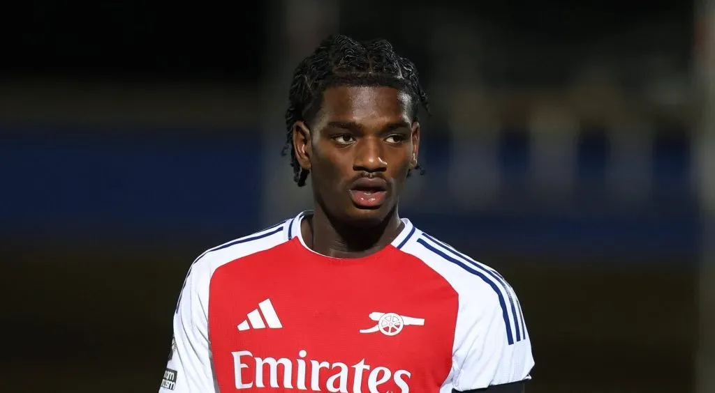 Ayden Heaven defendendo o Arsenal sub-21 (IMAGO / Crystal Pix)