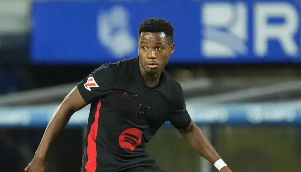 Ansu Fati em campo pelo Barcelona contra a Real Sociedad (IMAGO / NurPhoto)