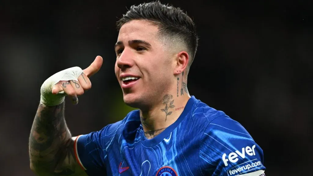 Enzo Fernández em campo pelo Chelsea (Photo by Shaun Botterill/Getty Images)