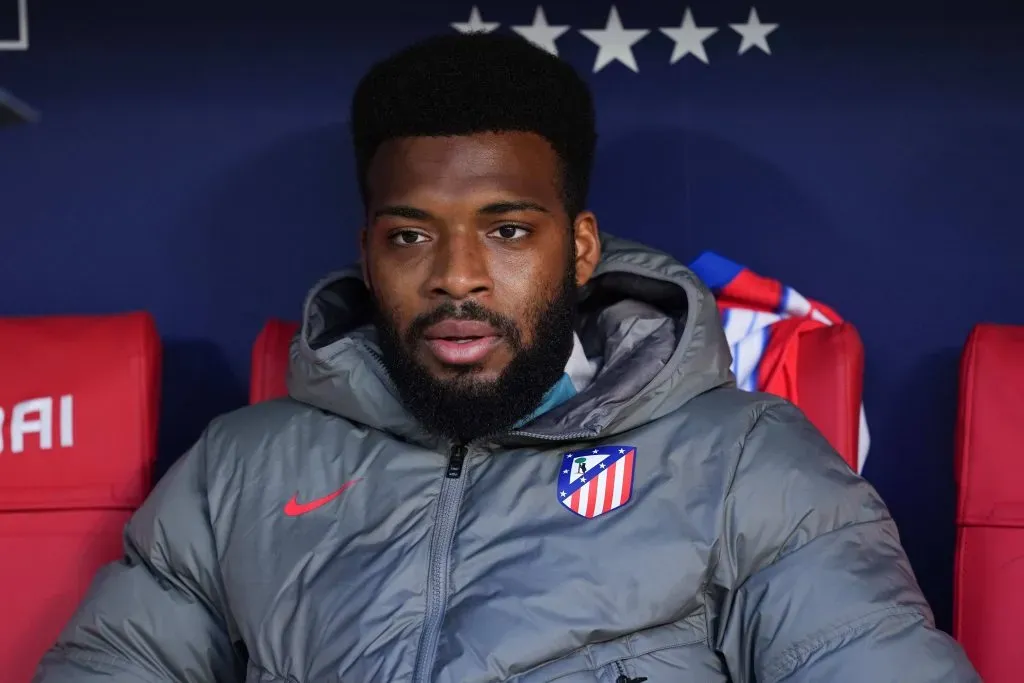 Thomas Lemar, do Atlético de Madrid, no banco de reservas. A diretoria deve se desfazer dele, segundo o portal Relevo. Foto: IMAGO / ZUMA Press Wire
