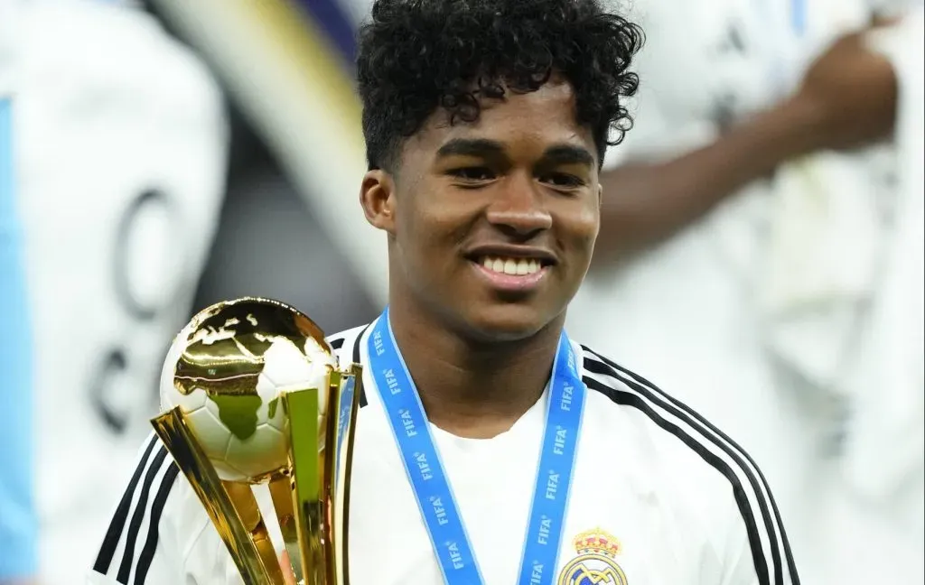 Endrick pelo Real Madrid com a taça de campeão Intercontinental