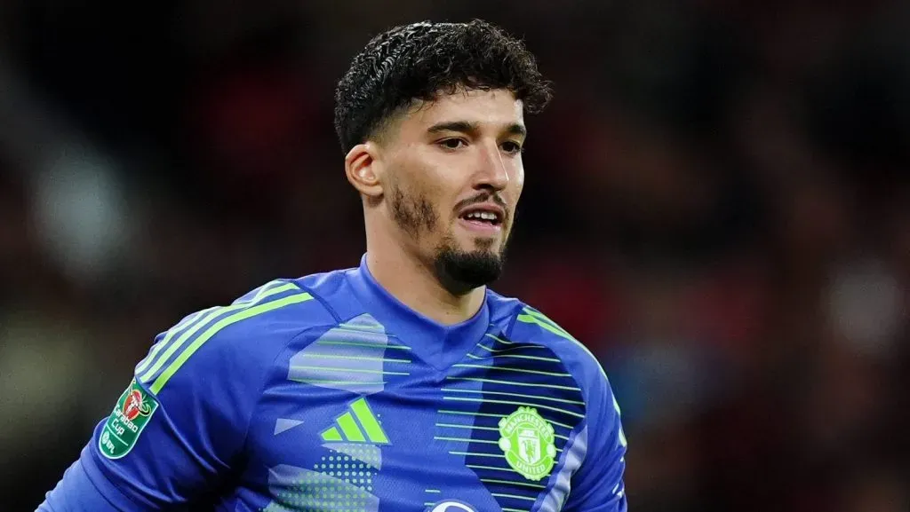 Manchester United, ManU x Barnsley - Copa da Liga Inglesa (Carabao Cup) - Terceira Rodada - Old Trafford O goleiro do Manchester United, Altay Bayindir, durante a partida da terceira rodada da Carabao Cup, no Old Trafford, em Manchester. (Foto: IMAGO / PA Images)
