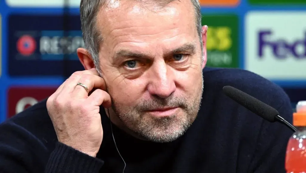 Hansi Flick em coletiva de imprensa (IMAGO / ANP)