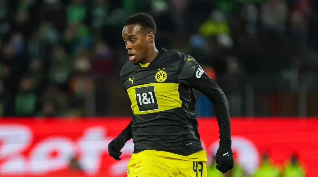 Jamie Bynoe-Gittens conduzindo a bola (IMAGO / osnapix)