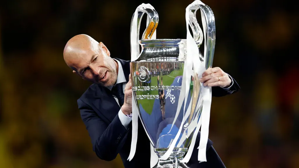 Zinédine Zidane com o troféu da Champions League (Foto: IMAGO / ANP)